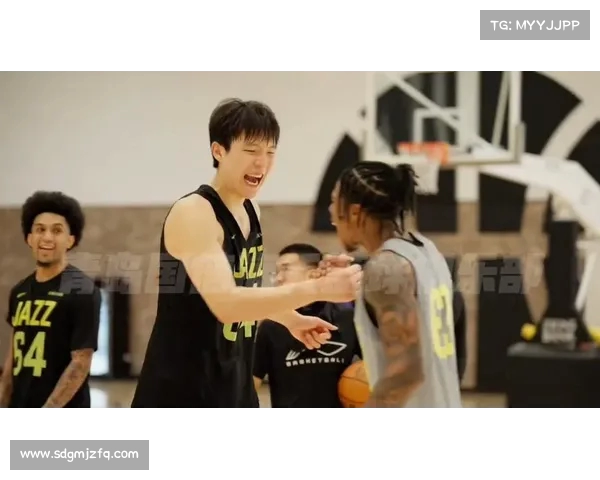 杨瀚森抵达印城试训爵士 身穿84号与队友亲密互动视频曝光 杨瀚森抵达印城试训爵士 身穿84号与队友亲密互动视频曝光